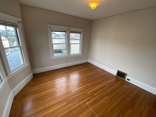 Building Photo - Epic REA - Spacious Light-filled Corner House 4BD/ 2BA