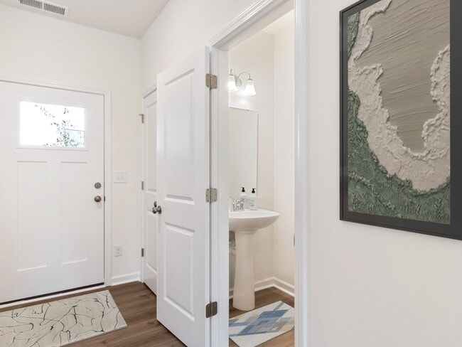 Building Photo - Like New Townhome in North Charlotte.