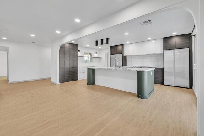 Building Photo - Completely Remodeled 6 bedroom/4 bath Home with New Pool