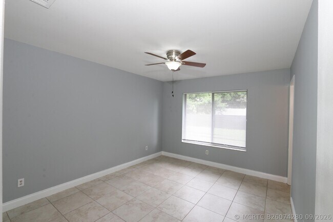 Building Photo - 400 SW Ruffner Ct