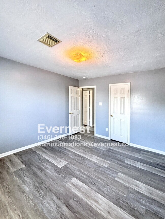 Building Photo - 3-Bedroom Home with Scenic Community Ameni...