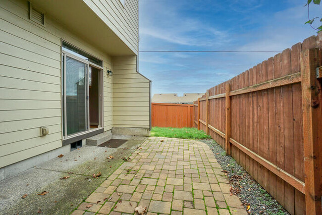 Building Photo - THREE BEDROOM TOWNHOME IN HAZEL DELL