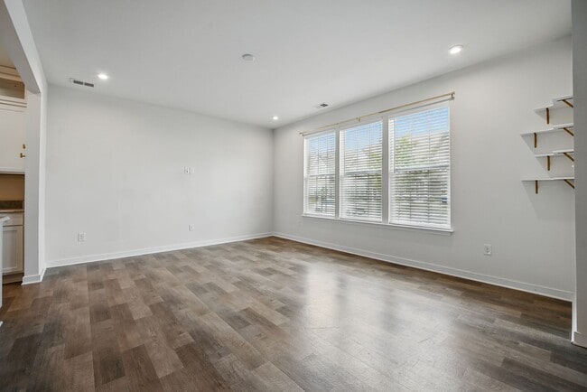 Building Photo - Stunning Modern and Spacious Townhouse!
