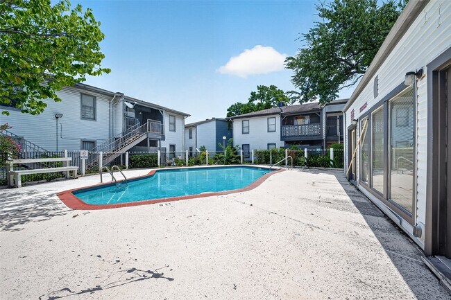 Building Photo - 7200 Clarewood Dr