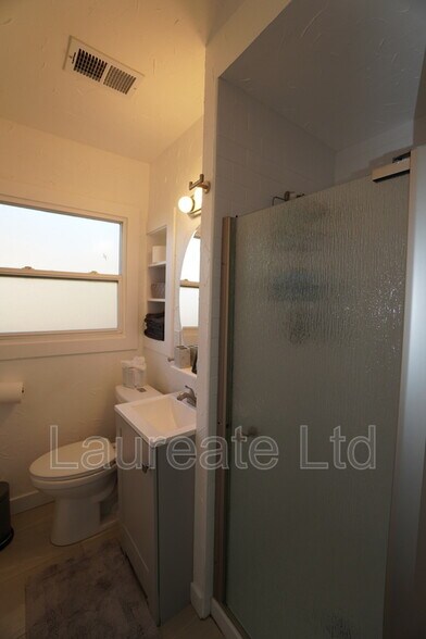 Building Photo - 930 Orchard St