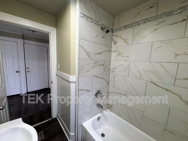 Building Photo - 128 Roslyn St