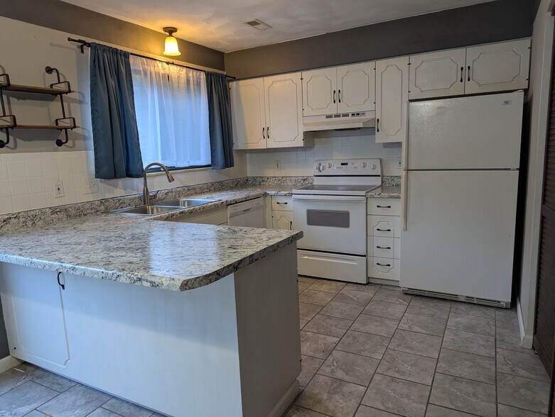 Kitchen with Bar Seating - 833 Nowland Ct
