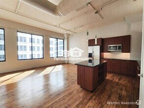 Building Photo - Centrally located in downtown, this 1 bedr...