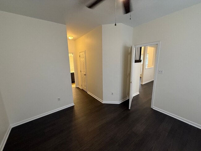 Building Photo - Beautiful End-unit townhome in university with Primary bedroom on 1st floor