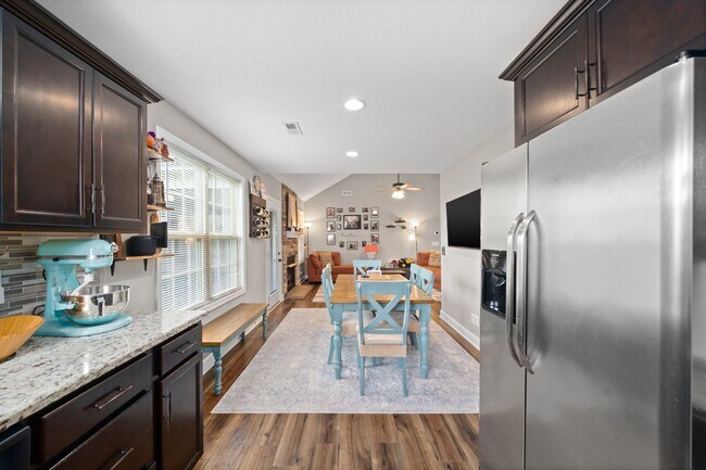 Building Photo - 1831 Camelot Dr