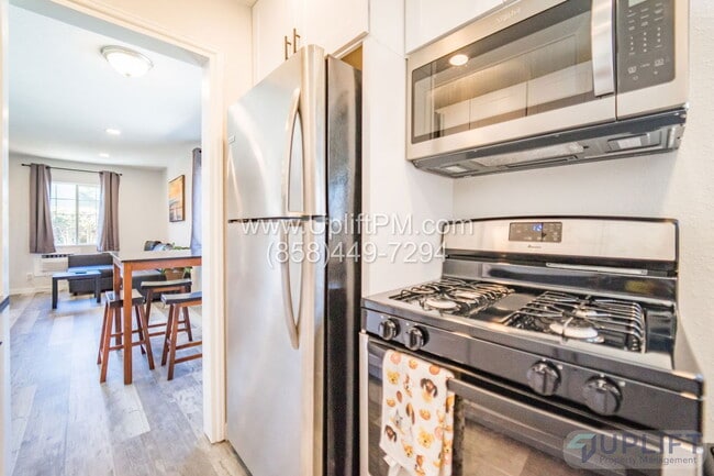 Building Photo - 4233 Swift Ave