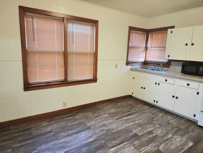 Building Photo - Country Living Home