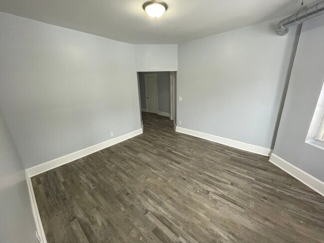 Building Photo - 4431 N Racine Ave