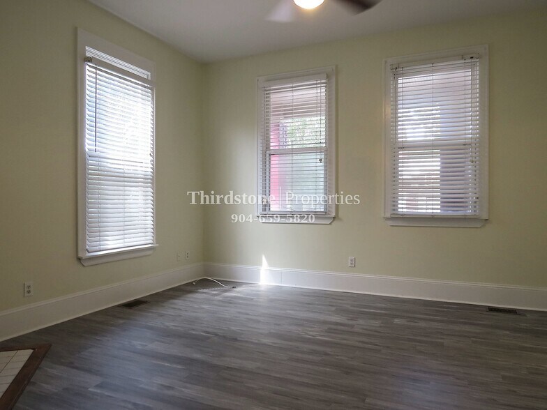 Building Photo - 212 E 6th St