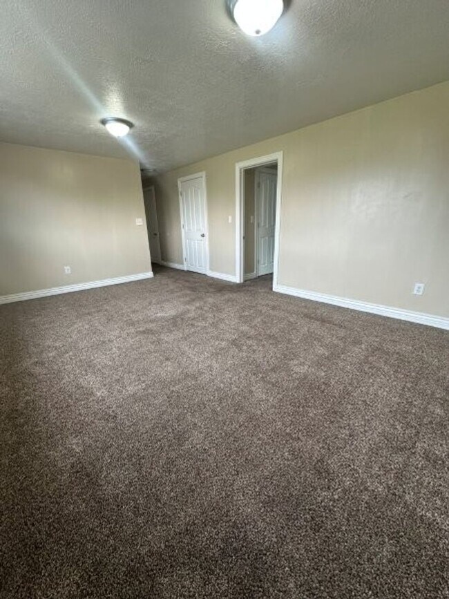 Building Photo - Spacious & Affordable! 5 Bed 2 Bath Home f...