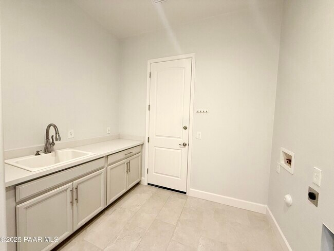 Building Photo - 6832 Claret Dr