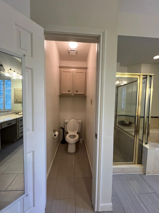 Building Photo - 6990 Oakwood Park