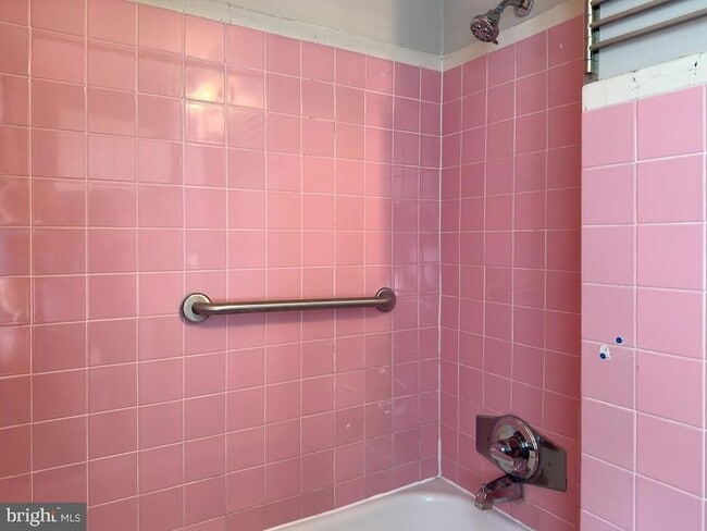 Building Photo - 658 Walnut St