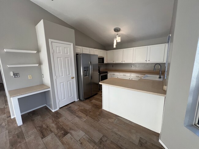 Building Photo - 910 N Swan Dr