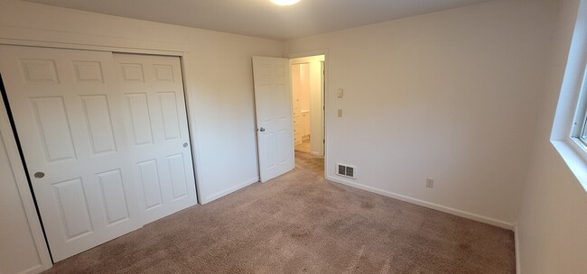 Building Photo - Lynhaven Apartments