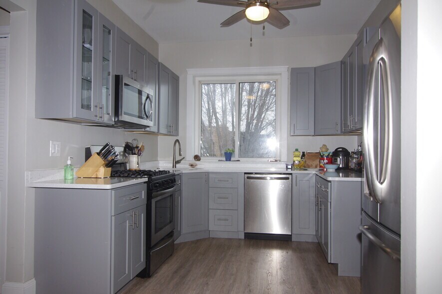 Building Photo - 1520 W Sunnyside Ave
