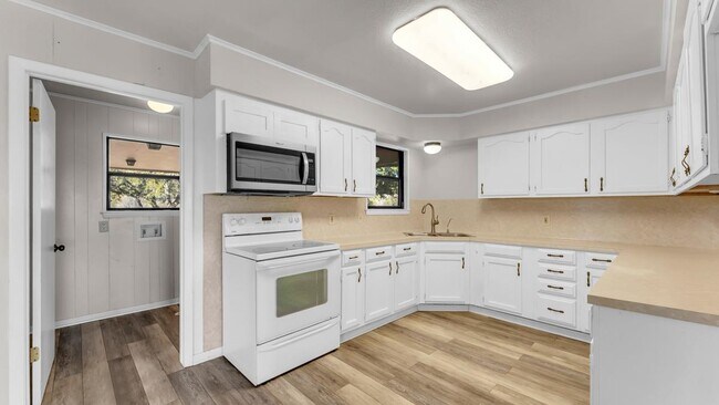 Building Photo - 352 Lookout Mountain