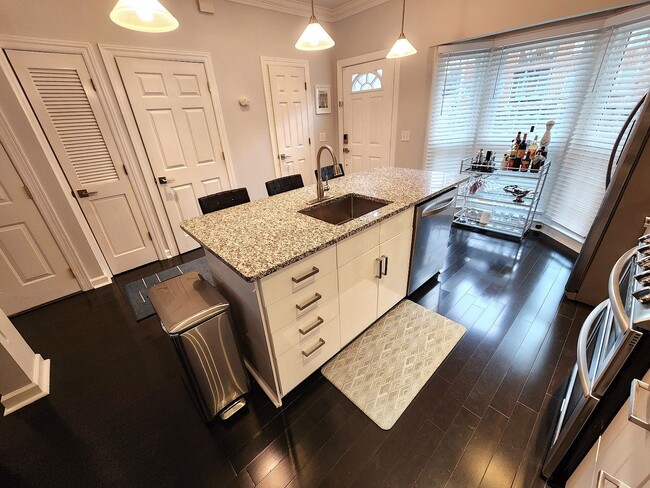 Building Photo - Location, location, location! Beautiful 2BR/1.5BA townhouse in West End Park!