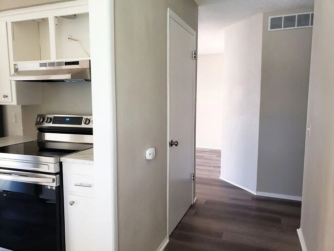 Building Photo - Beautiful Three Bedroom, One and a Half Bath