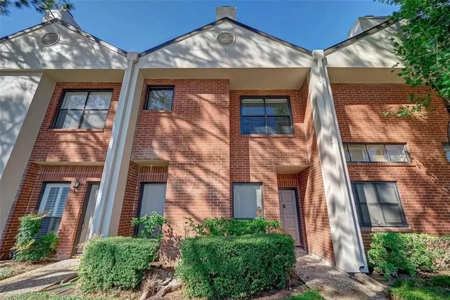 Building Photo - Experience comfort and elegance - 2BD/2.5B...