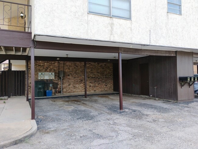 Building Photo - 100 Royal Way Dr