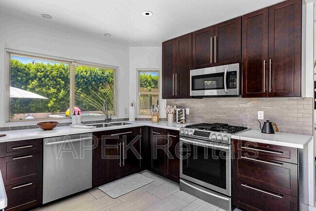 Building Photo - 2355 W Nicola Rd