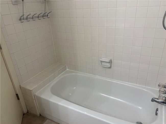 Building Photo - 1914 Powers Ferry Trce SE