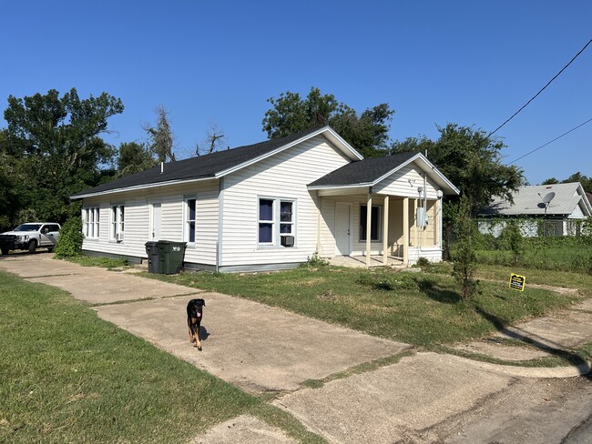 Building Photo - 504 Lottie St