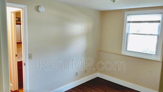 Building Photo - 303 S Oak St