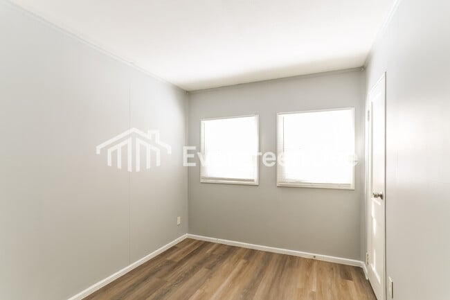 Building Photo - 885 S Ashburton Rd