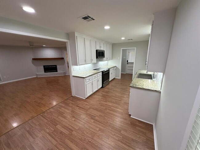 Building Photo - 835 Wycliffe Dr