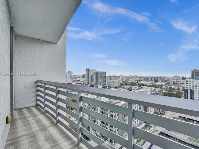 Building Photo - 460 NE 28th St