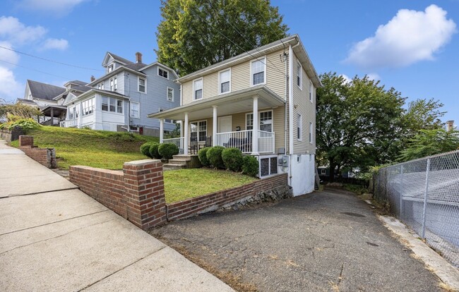 Building Photo - 204 Elliott Ave