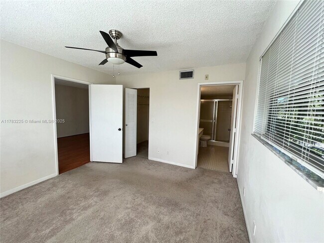 Building Photo - 2220 N Cypress Bend Dr