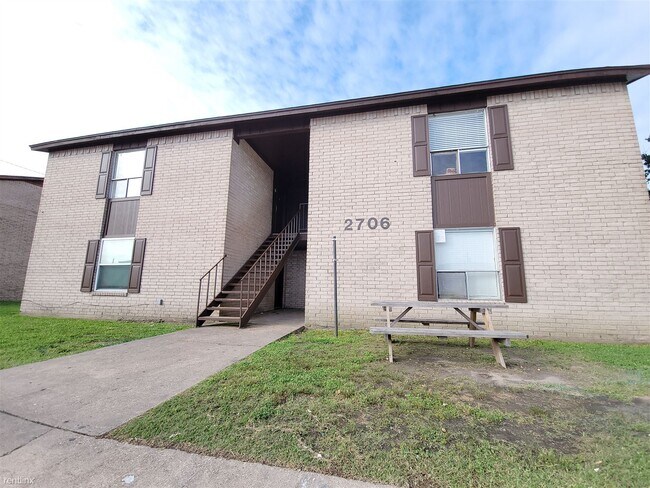 Primary Photo - 2 br, 1 bath 4plex - 2706 Evergreen Cir C
