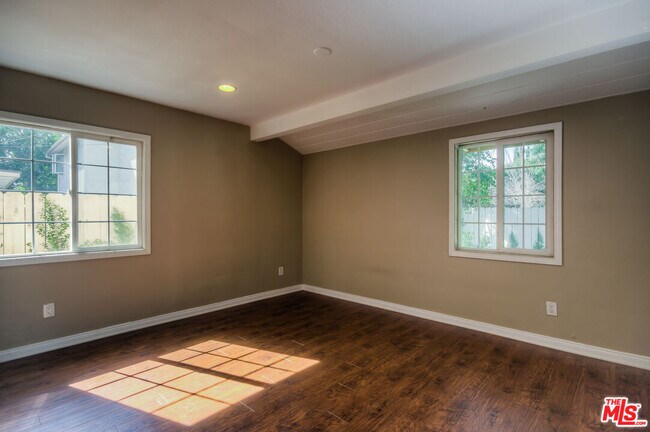 Building Photo - 5415 Fallbrook Ave