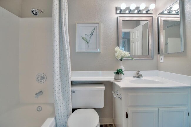 Building Photo - Wow! What a Great Home! Available Now!