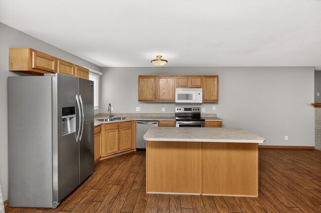 Building Photo - SPACIOUS LIVING!! 4 Bedroom, 3 Bathroom Home in Waukee!
