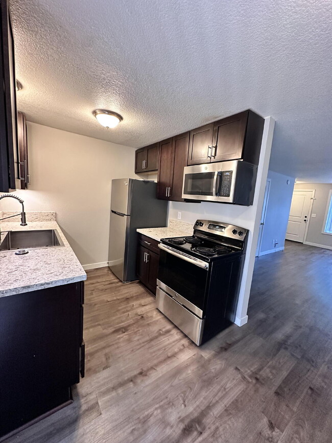 Building Photo - Recently Updated 2-Bd Milwaukie 4-Plex. Ne...