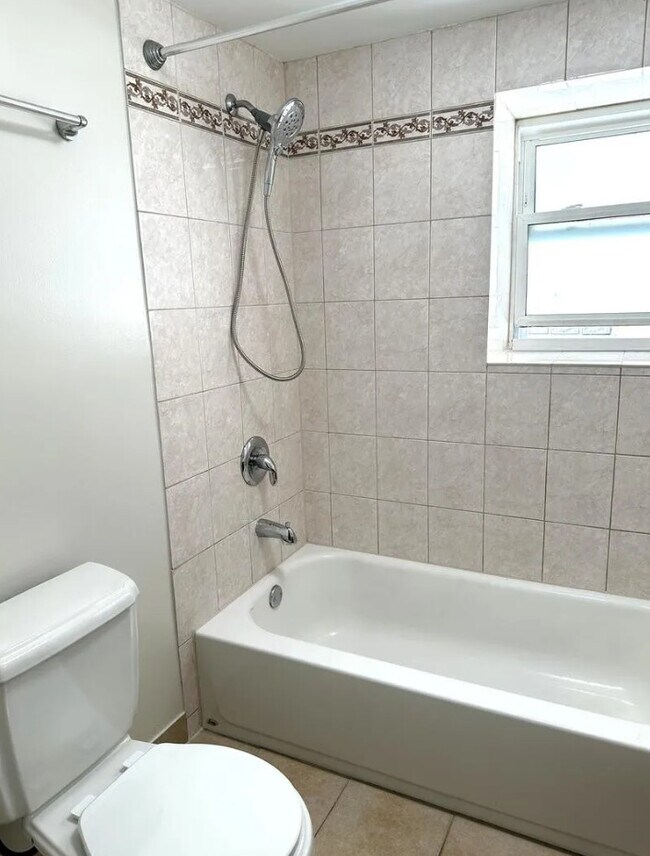 Building Photo - 2529 W Thomas St