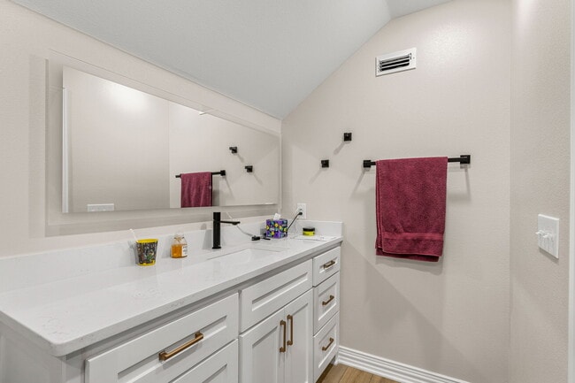 Building Photo - 304 Mariners Wy