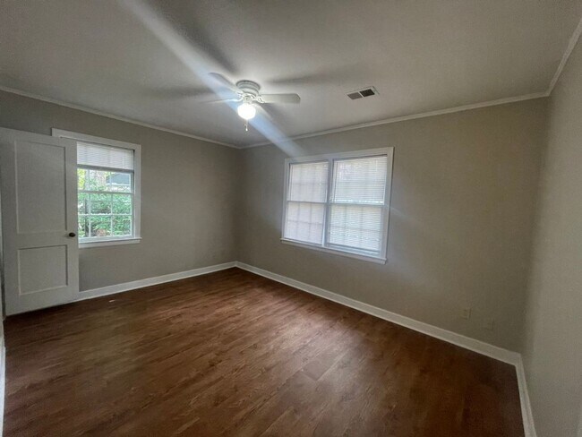 Building Photo - Charming 2BR Home Near the University of Memphis!