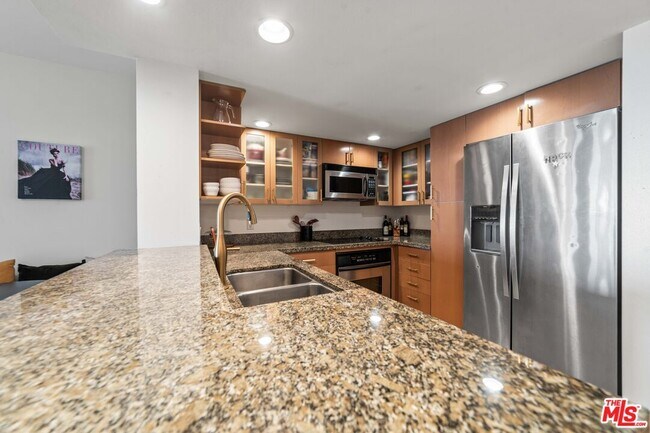 Building Photo - 13700 Marina Pointe Dr