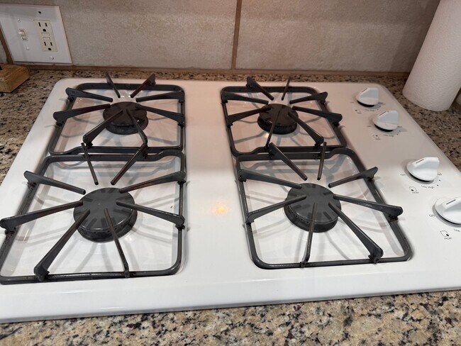 Building Photo - Studio Apartment -Open House  Tuesday and Thursday at 5pm