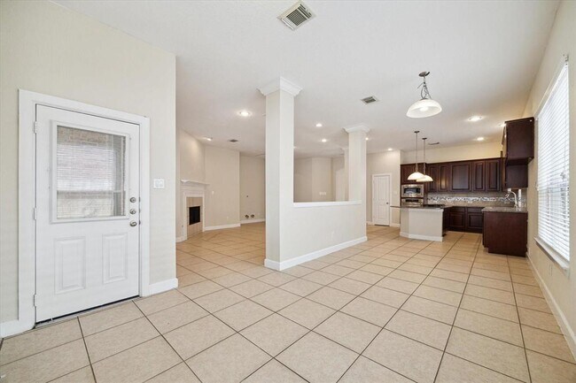 Building Photo - 910 Floriencia St
